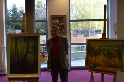 Autor wśród obrazów.