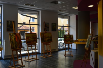 Obrazy na sztalugach.