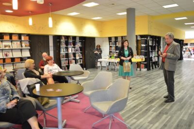 Zdjęcie uczestników wraz z Artystą.