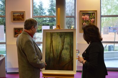 Artysta omawia swój obraz.