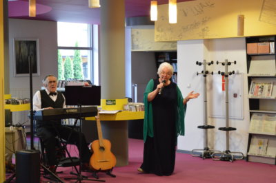 Śpiewający duet, kobieta i mężczyuzna z zespołu Sway.