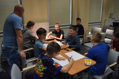 Grupa dzieci uczestniczących w zajęciach.