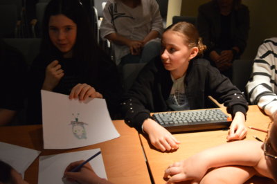 Dziewczynki przepisujące piosenkę do sztucznej inteligencji.