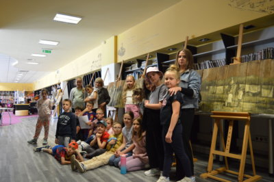 Zdjęcie grupowe przy wystawie.