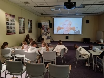 Grupa dzieci uczestniczących w zajęciach.