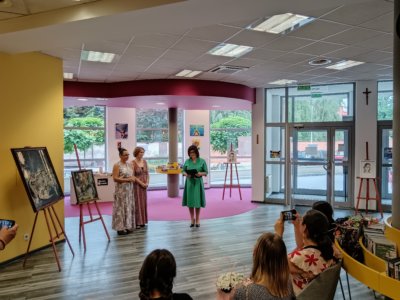 Autorki wystawy Izabela Krygowska i Marzena Stęc otwierające finisaż wystawy