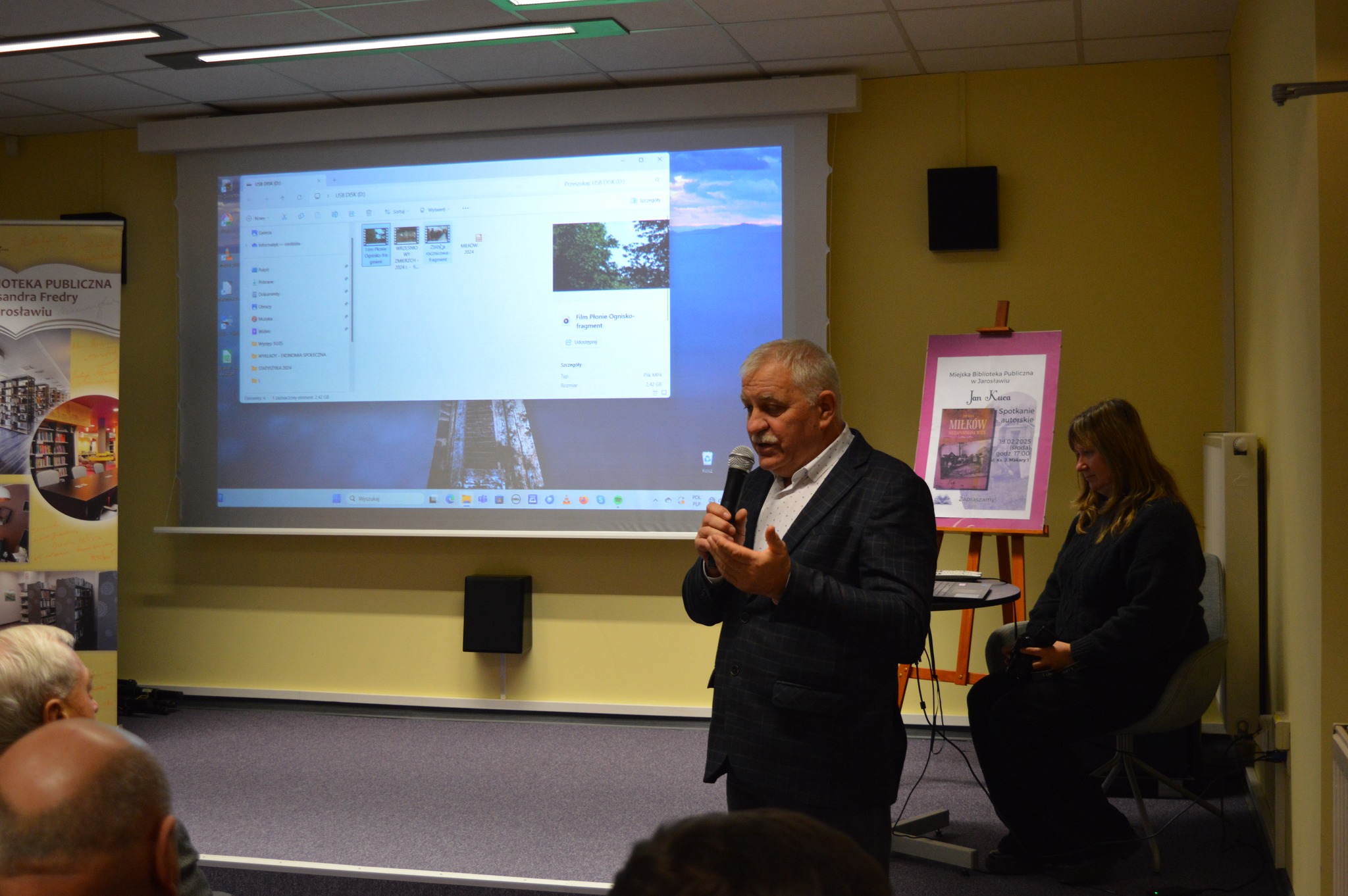 Autor - Jan Kuca mówiący przez mikrofon