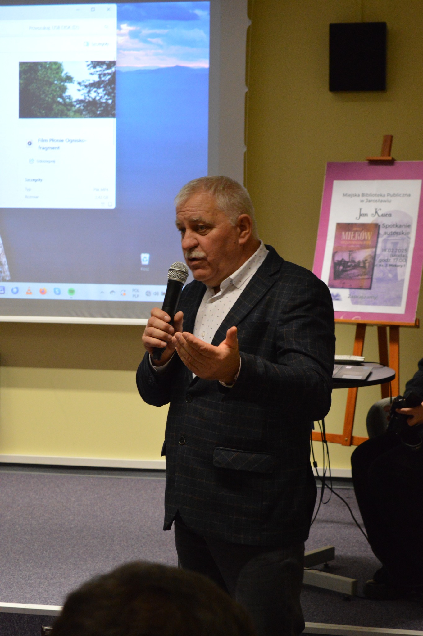 Autor - Jan Kuca mówiący przez mikrofon