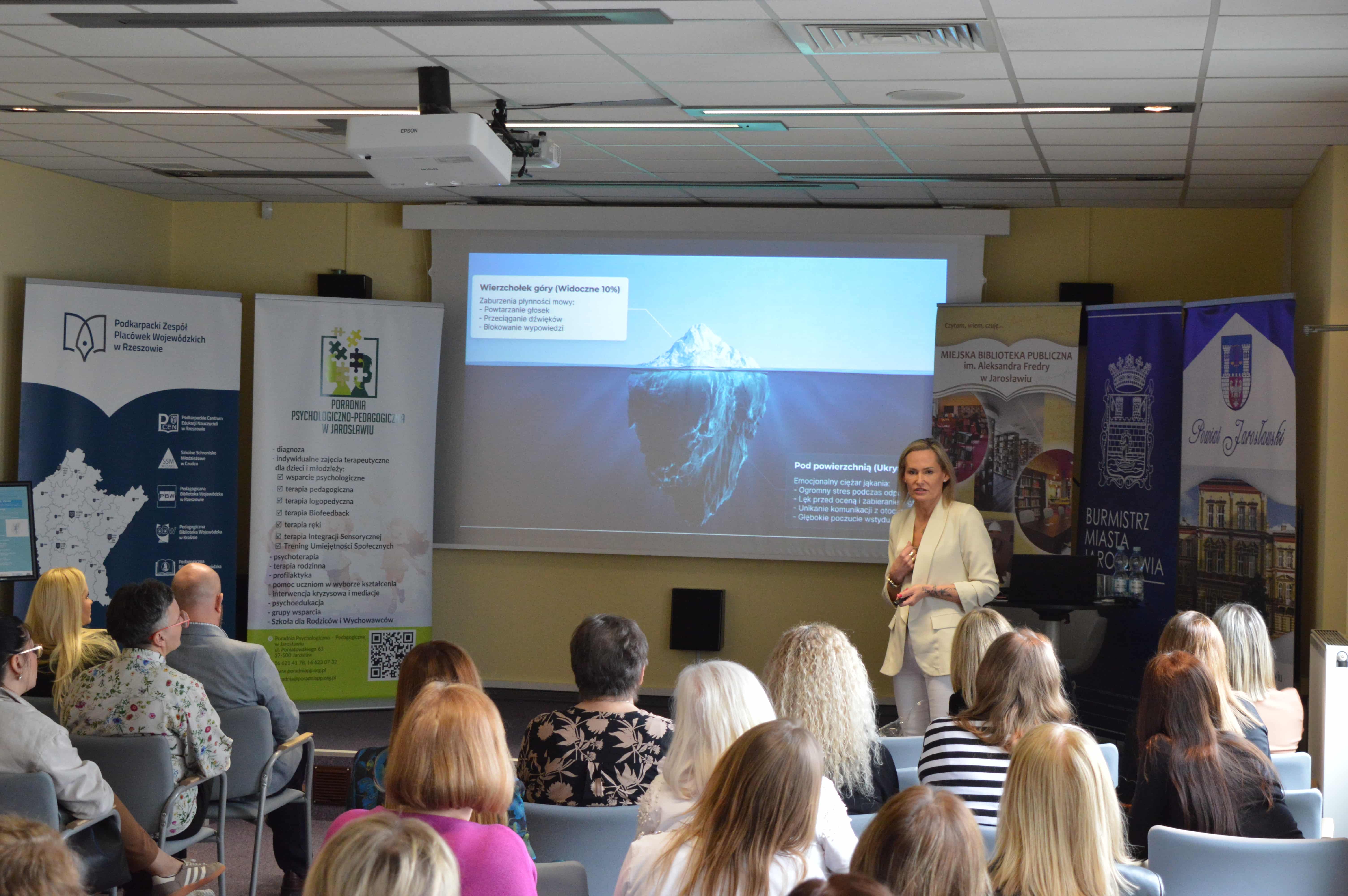 zdjęcie przedstawia osobę, która przedstawia prezentację