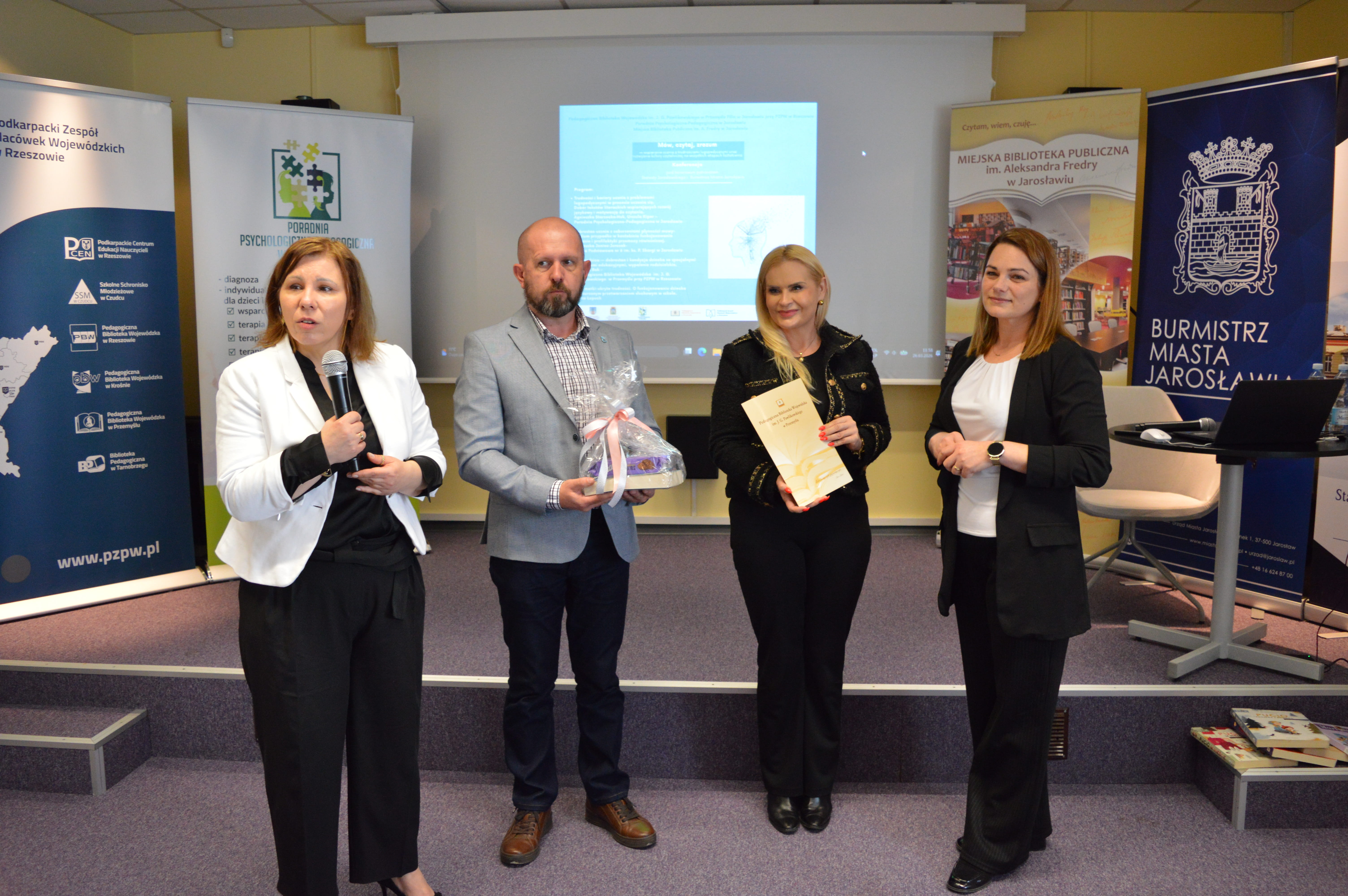 zdjęcie przedstawia moment wręczenia nagrody prelegentce
