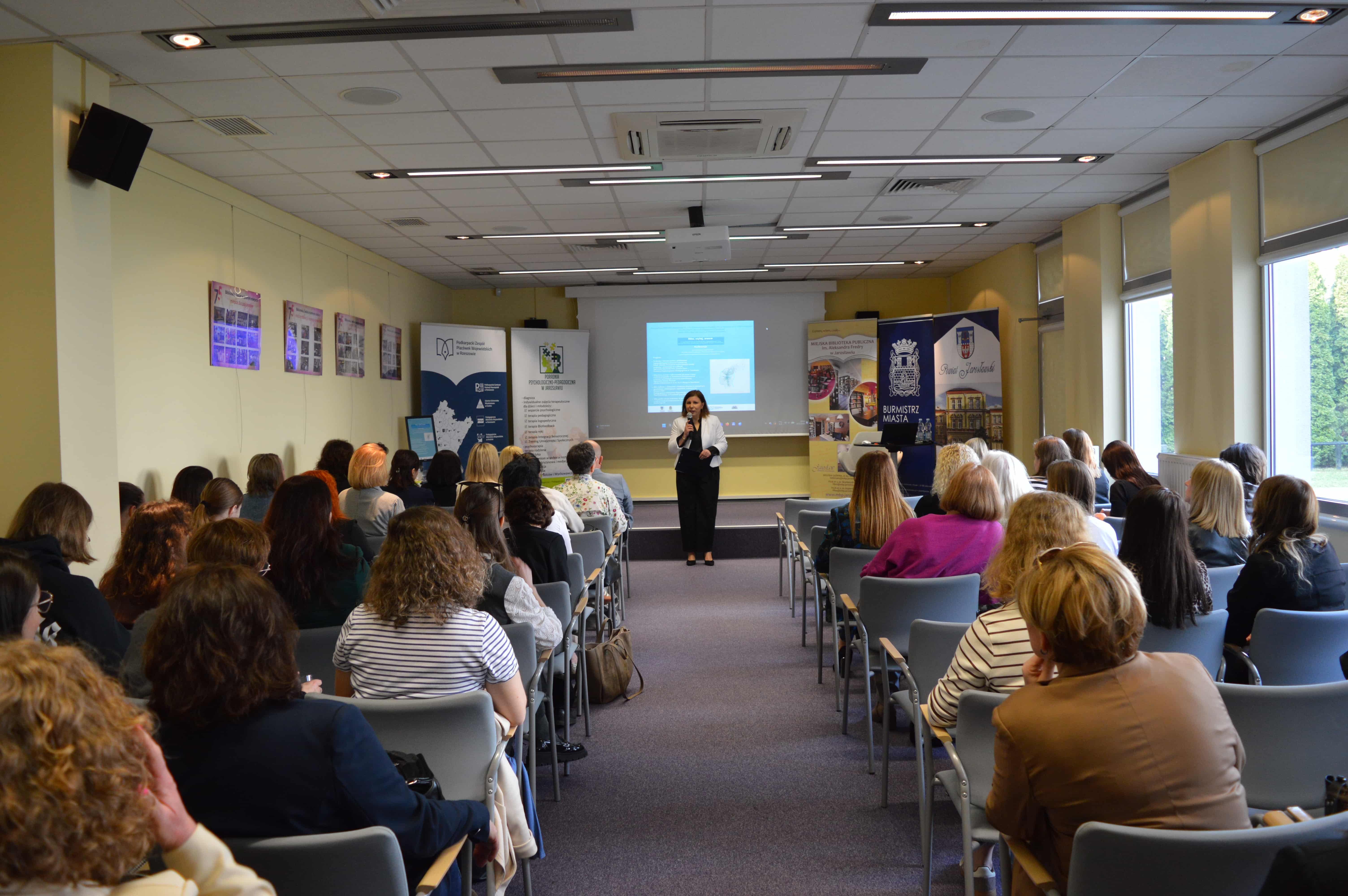 zdjęcie przedstawia osobę prowadzącą konferencję
