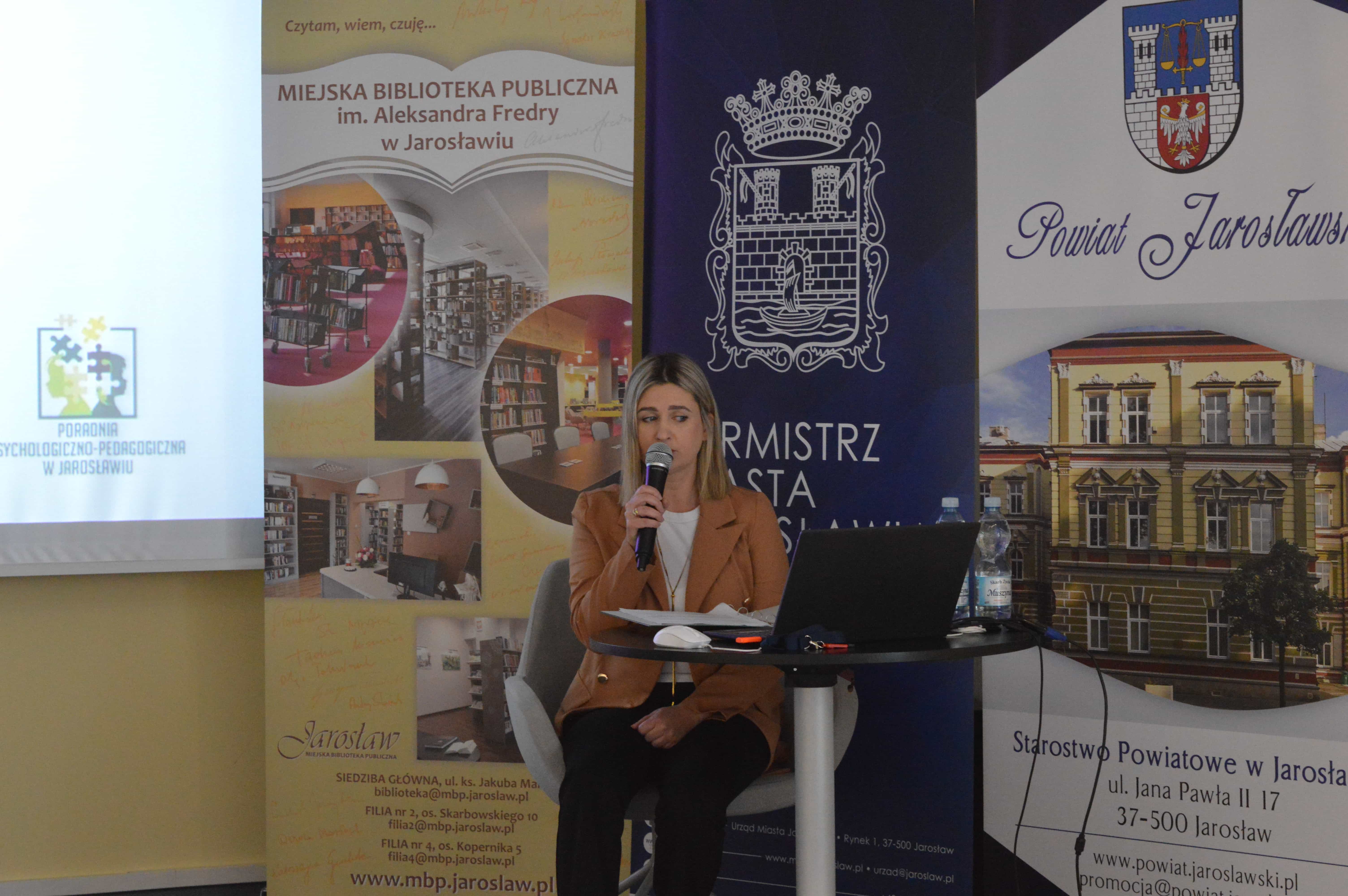 zdjęcie przedstawia prelegentkę, która brała udział w konferencji