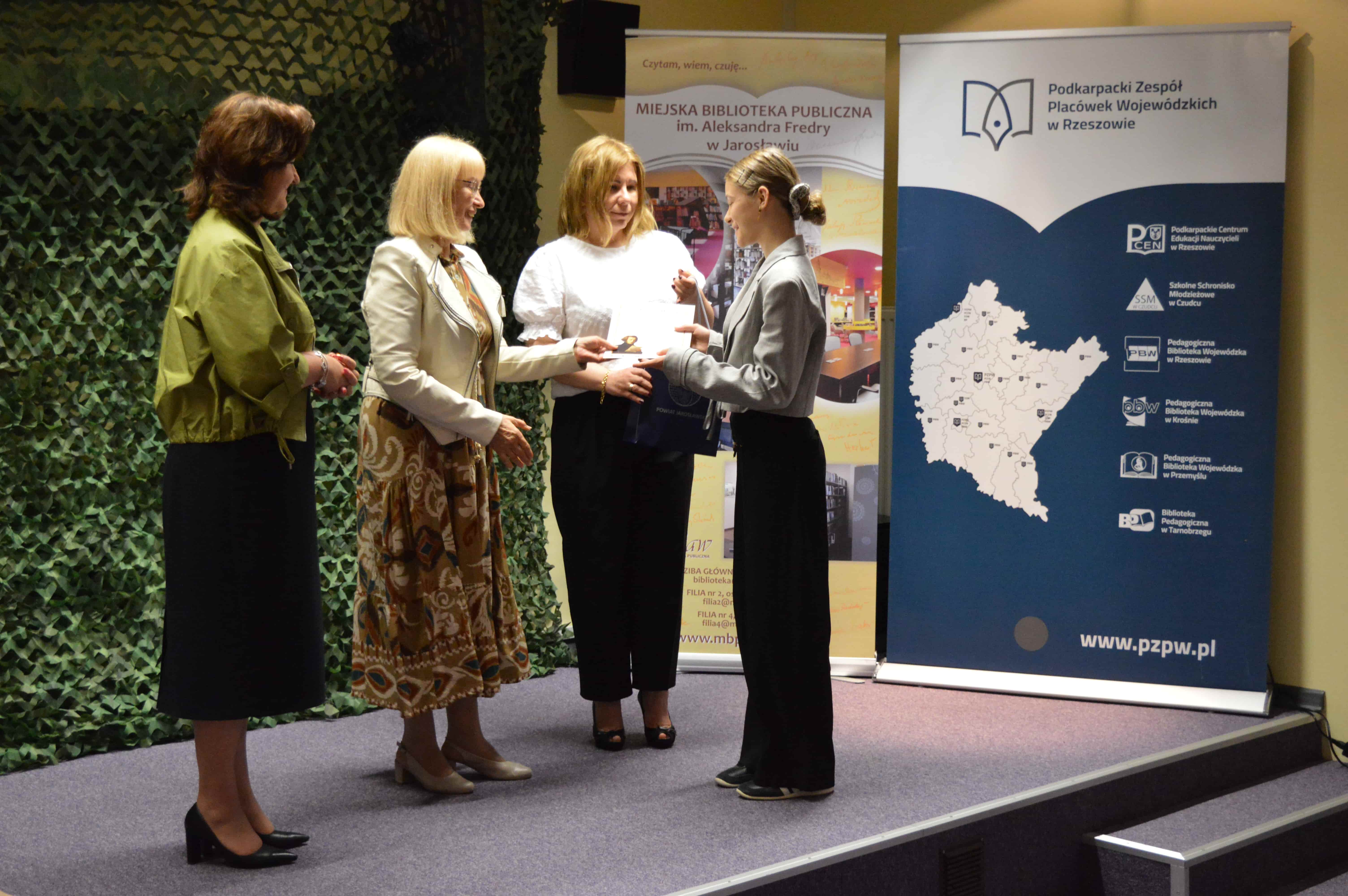 Laureatka Międzyszkolnego Konkursu Recytatorskiego Dziady Adama Mickiewicza